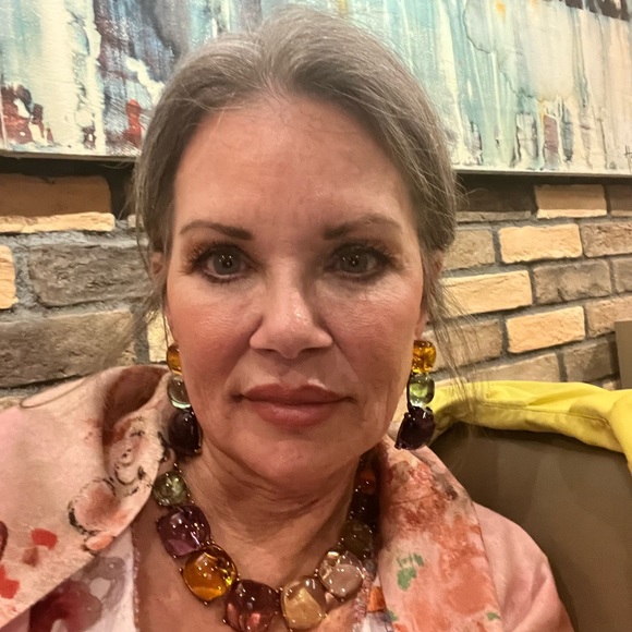 Meet your Posher, Deborah - Picture 2 of 3